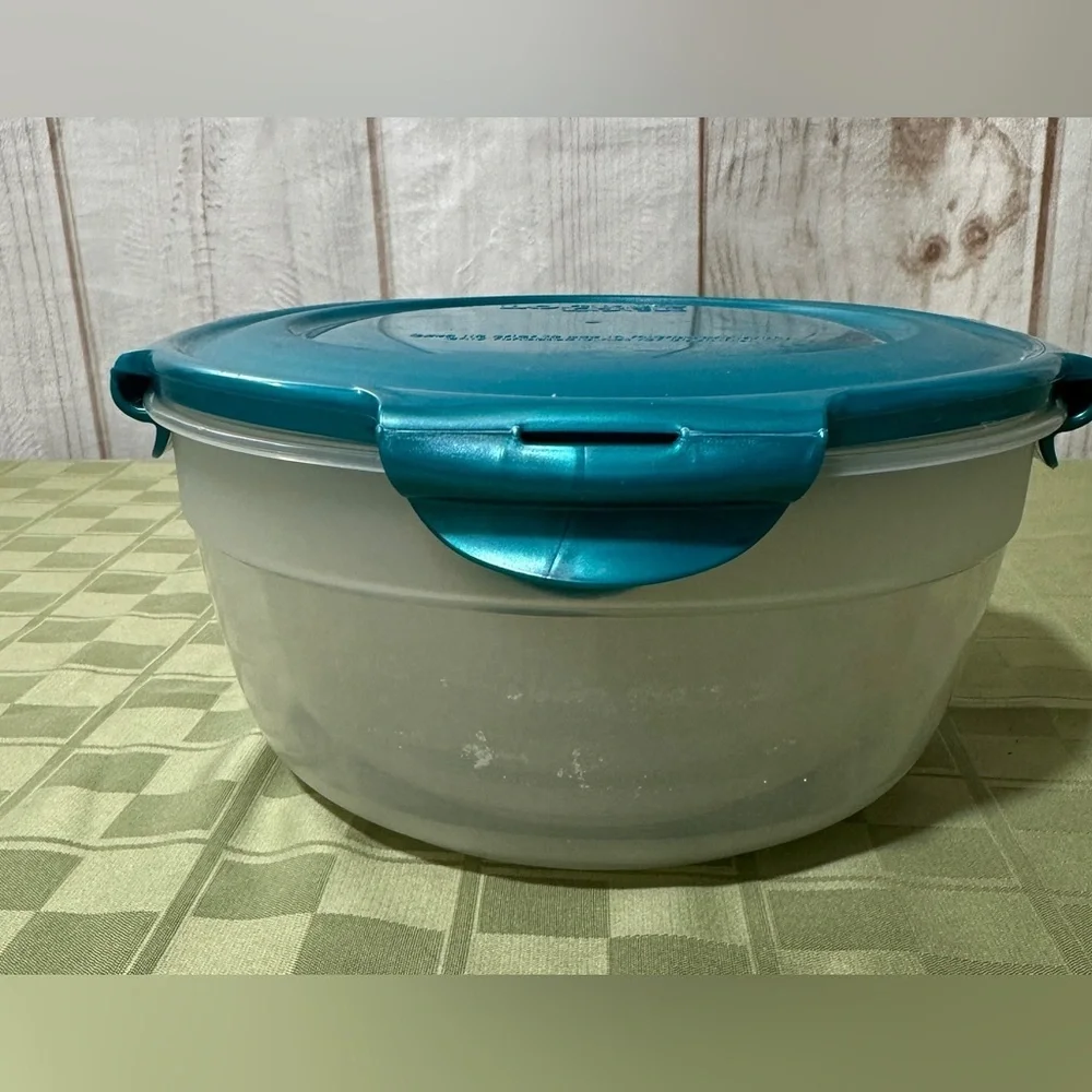 LocknLock 6-Piece Nestable Bowl Storage Set - Picture 7 of 8